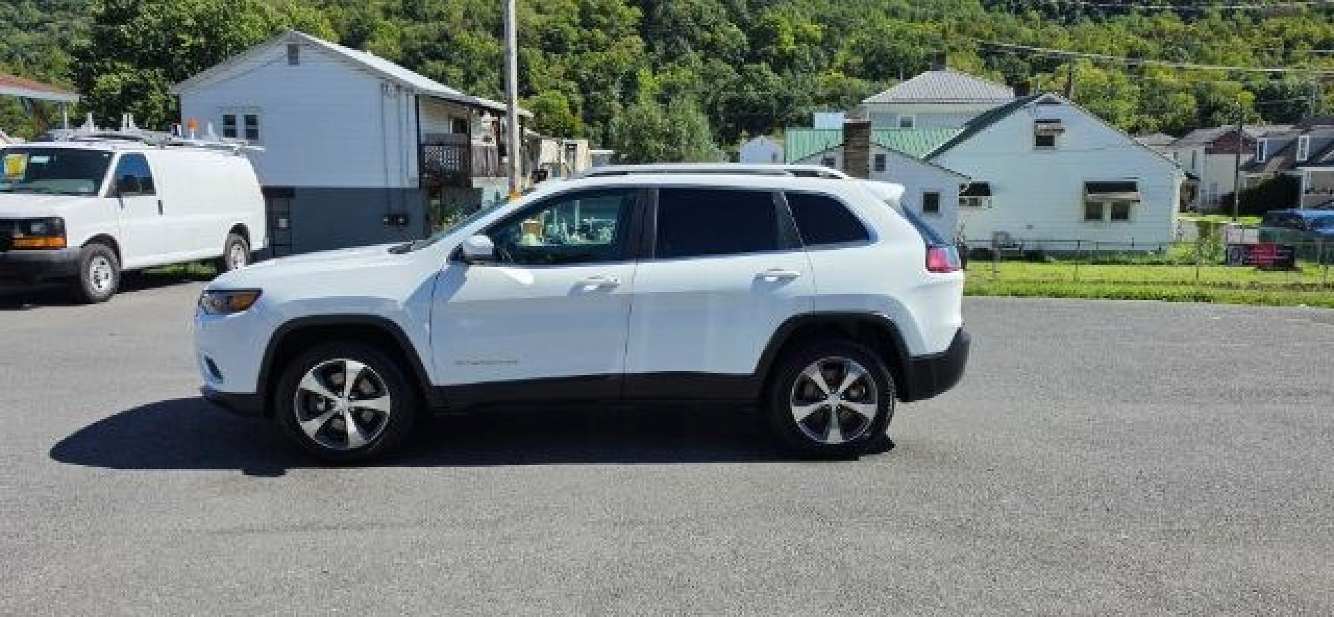 2019 WHITE /Black Jeep Cherokee Limited 4x4 (1C4PJMDX5KD) with an 3.2L V6 engine, AT transmission, located at 353 S. Mineral St., Keyser, WV, 26726, (304) 788-7887, 39.436451, -78.981674- Photo#3