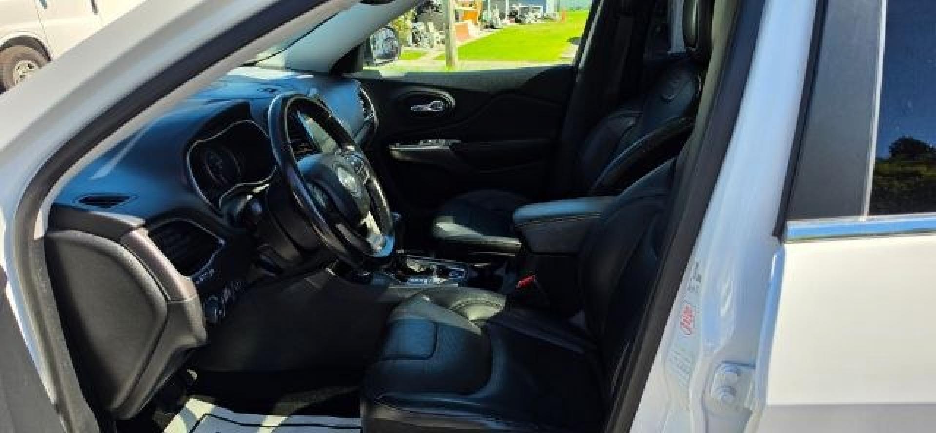 2019 WHITE /Black Jeep Cherokee Limited 4x4 (1C4PJMDX5KD) with an 3.2L V6 engine, AT transmission, located at 353 S. Mineral St., Keyser, WV, 26726, (304) 788-7887, 39.436451, -78.981674- Photo#4