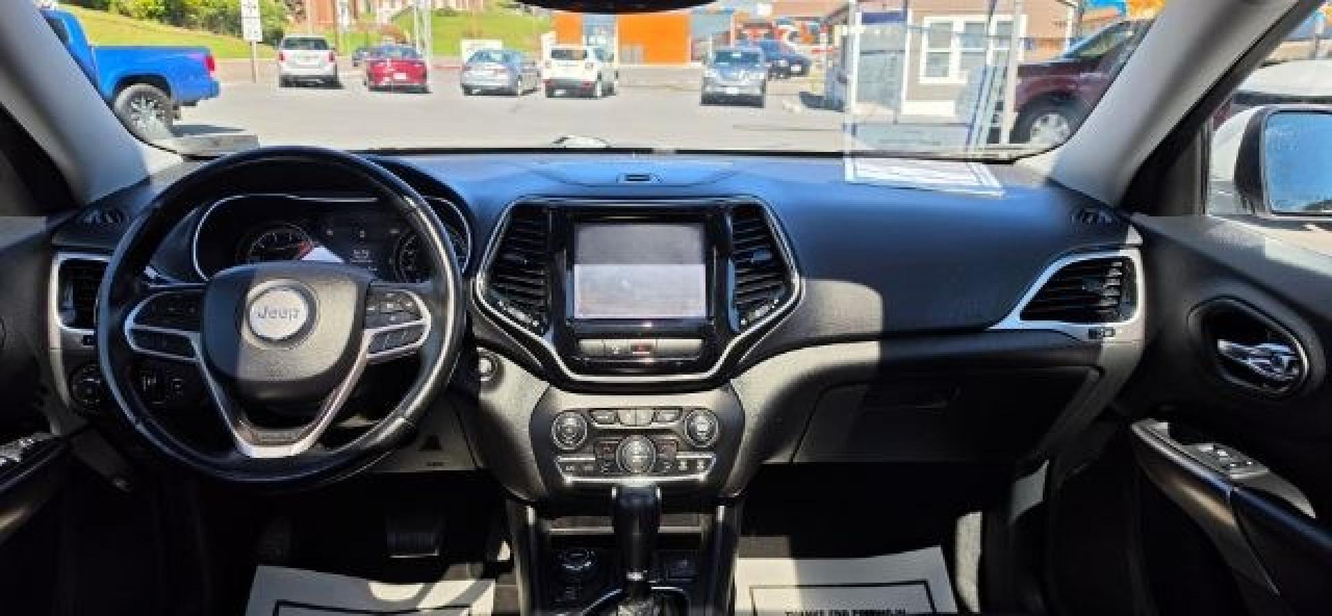 2019 WHITE /Black Jeep Cherokee Limited 4x4 (1C4PJMDX5KD) with an 3.2L V6 engine, AT transmission, located at 353 S. Mineral St., Keyser, WV, 26726, (304) 788-7887, 39.436451, -78.981674- Photo#6