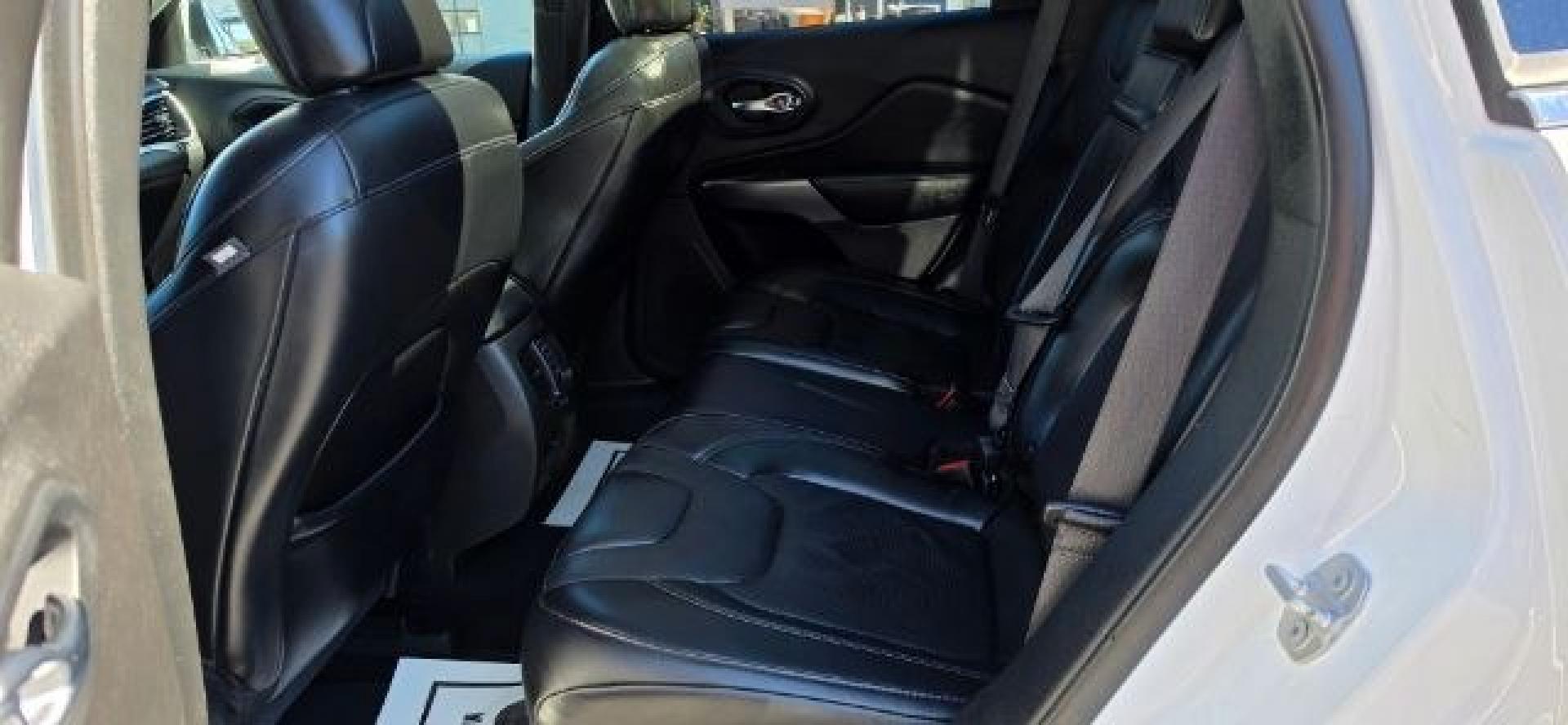 2019 WHITE /Black Jeep Cherokee Limited 4x4 (1C4PJMDX5KD) with an 3.2L V6 engine, AT transmission, located at 353 S. Mineral St., Keyser, WV, 26726, (304) 788-7887, 39.436451, -78.981674- Photo#7