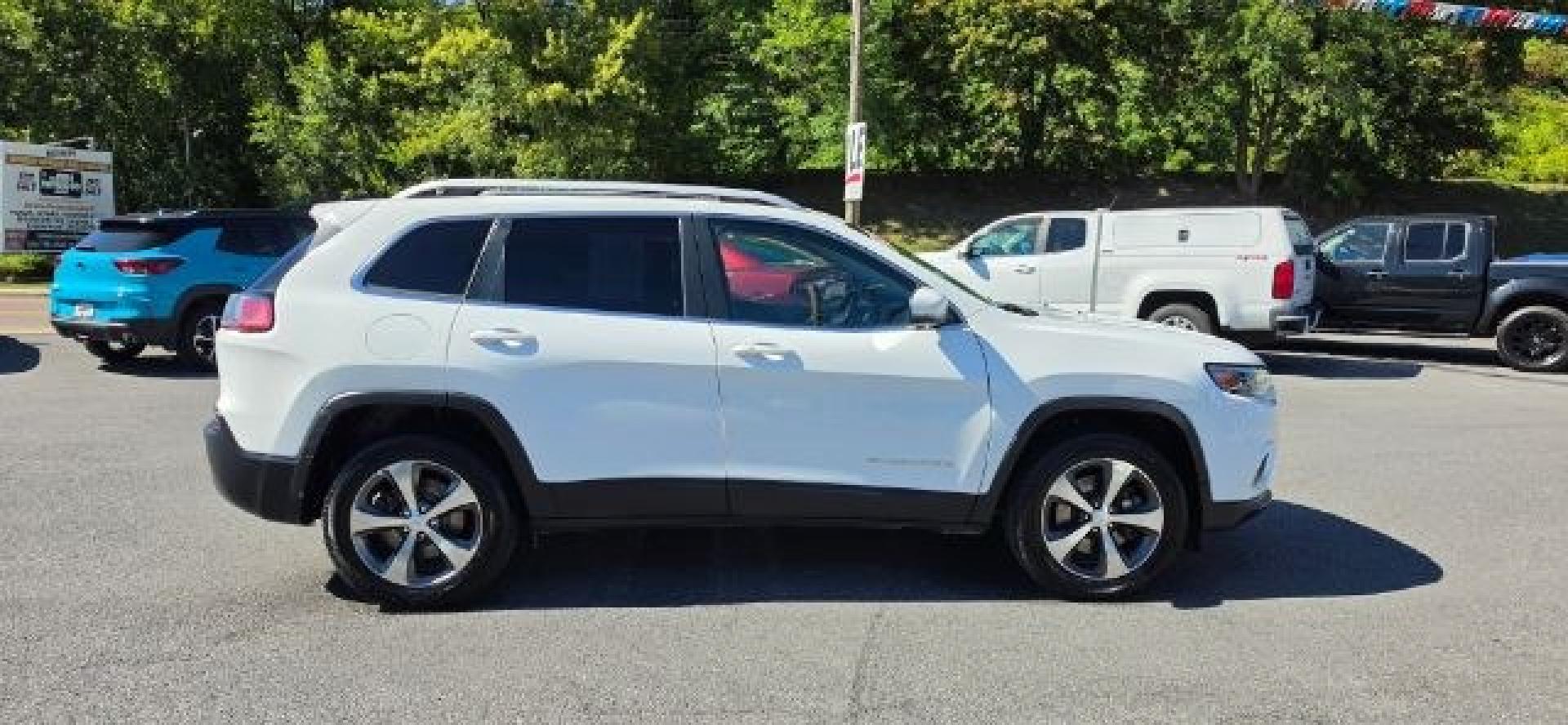 2019 WHITE /Black Jeep Cherokee Limited 4x4 (1C4PJMDX5KD) with an 3.2L V6 engine, AT transmission, located at 353 S. Mineral St., Keyser, WV, 26726, (304) 788-7887, 39.436451, -78.981674- Photo#12