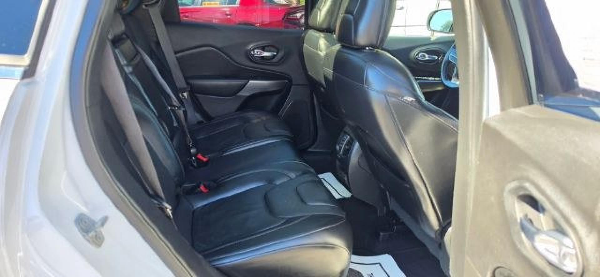 2019 WHITE /Black Jeep Cherokee Limited 4x4 (1C4PJMDX5KD) with an 3.2L V6 engine, AT transmission, located at 353 S. Mineral St., Keyser, WV, 26726, (304) 788-7887, 39.436451, -78.981674- Photo#13